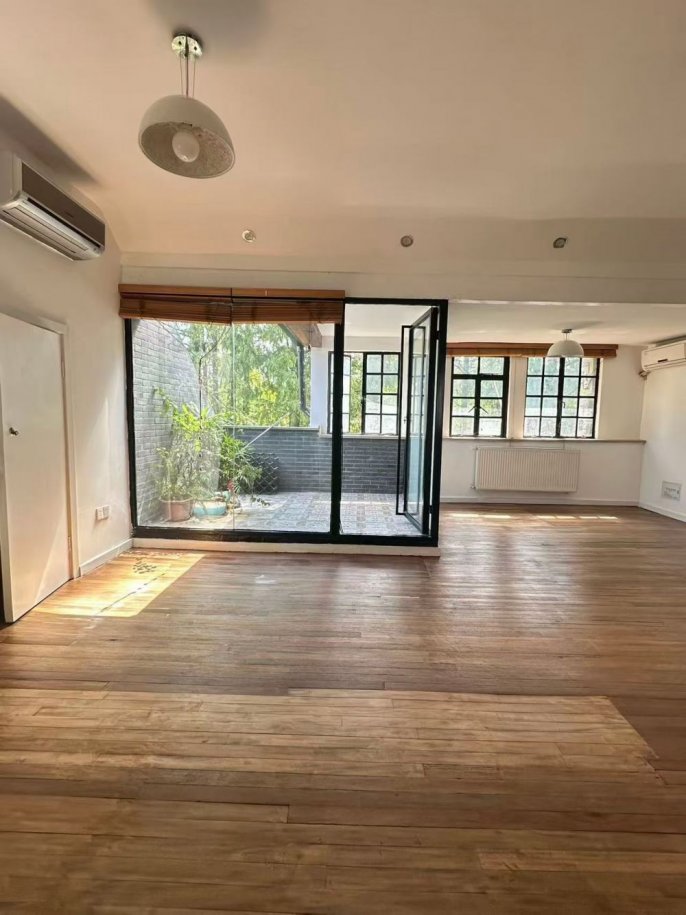 Good lighting 2brs with terrace near Changshu Road