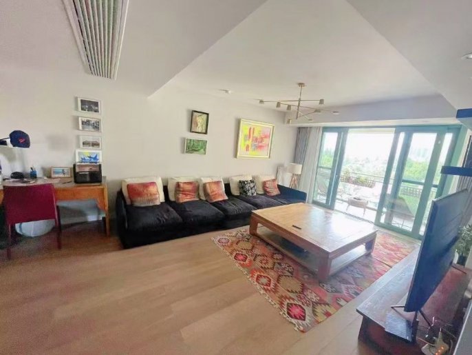 Modern big 2brs open balcony spacious living room near Wu kang road