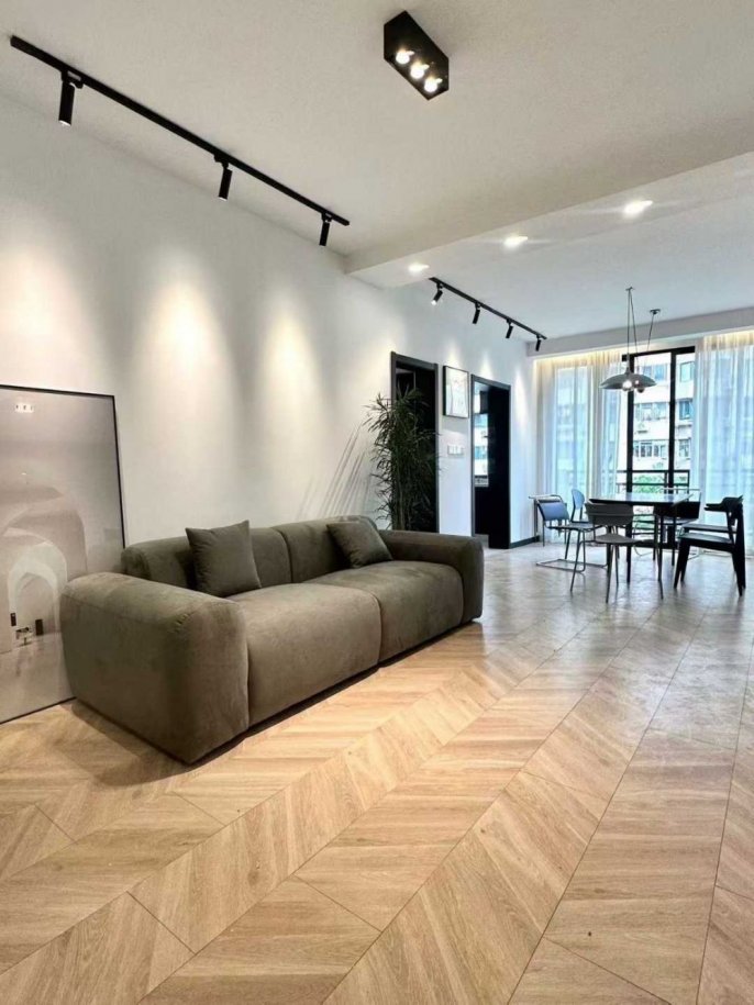 Valuable 2BR Near Jiangsu Rd with Balcony,Floorheating,Oven 12.8K