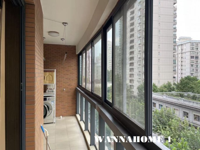 Modern&Spacious 2Bdrs 1Bath Apt+Huge Open Balcony+Top Compound/West Nan Jing Rd CBD