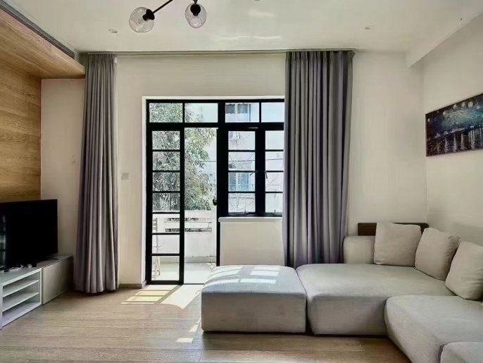 Good lighting 2brs with balcony near Changshu Road