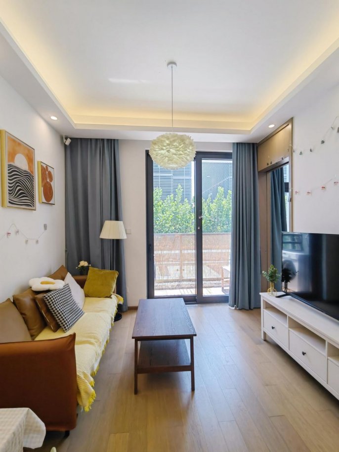 Cozy 1 br next NYU shanghai with nice open balcony ,5 mins to L 6/8/11