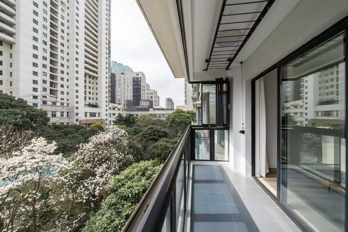 Nicely Renovated 3BR 2BA Apt w/Outdoor Balcony Next to Laoximen Station