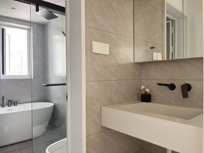 By the Suzhou River, with a dry-wet separated bathtub, at Zhongtan Road Station of Metro Lines 3- 4