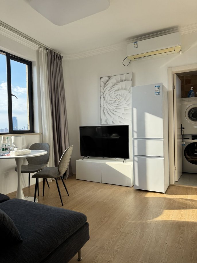 Highrise 1Br 20F | French windows | South Shanxi rd metro & Iapm |10.8K