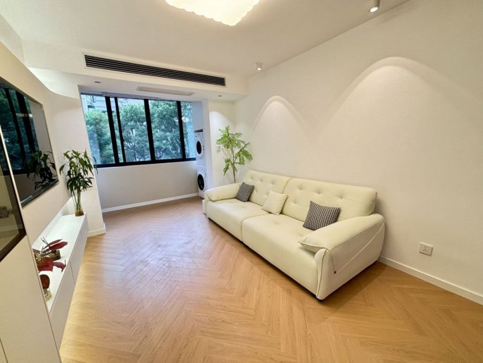 Zhongshan park newly renovated 1 br Apt &oven&big living room only 9.5K