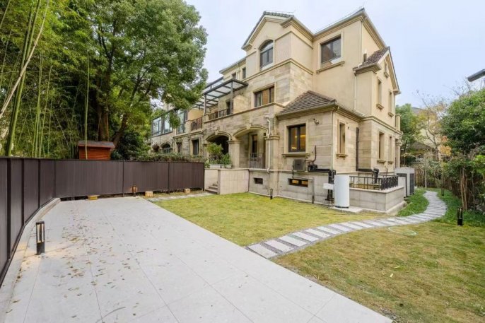 Brand new big size 4brs house big garden floor heating near German school 36K